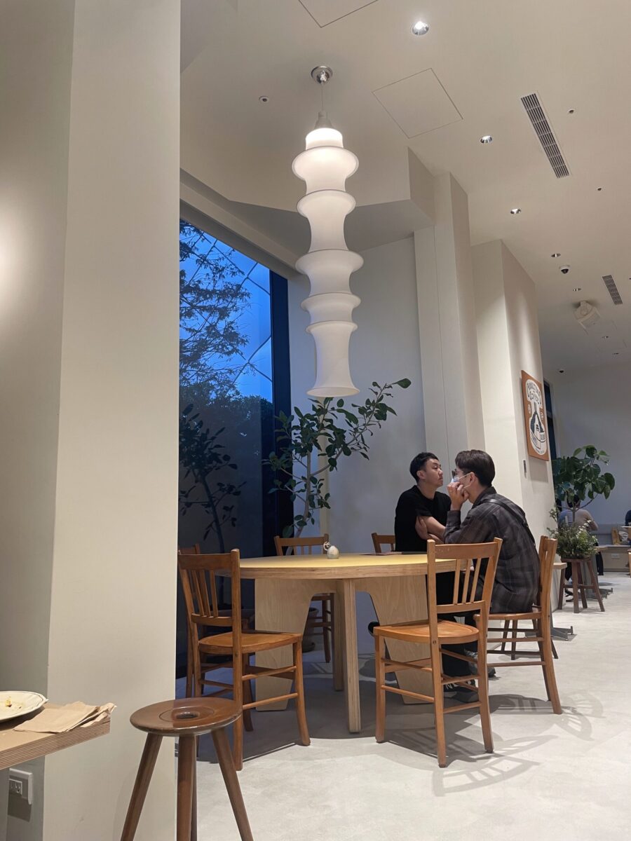 Onibus Coffee台中店靠窗座位區，明亮採光與舒適的用餐環境